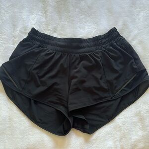 Lululemon low waisted 2.5” hotty hot shorts, black, size 6